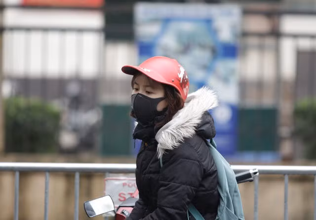 Hà Nội: Người thân tấp nập tiếp tế đồ vào khu cách ly Pháp Vân - Tứ Hiệp - 14