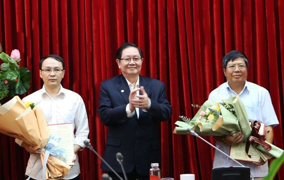 Bộ trưởng Bộ Nội vụ Lê Vĩnh Tân trao quyết định và chúc mừng các đồng chí Đoàn Cường, Cấn Quang Tuấn.