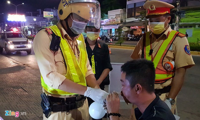 CSGT Soc Trang lay khi tho vao bong bong de do nong do con hinh anh 1 do_nong_do_con_2_zing.jpg