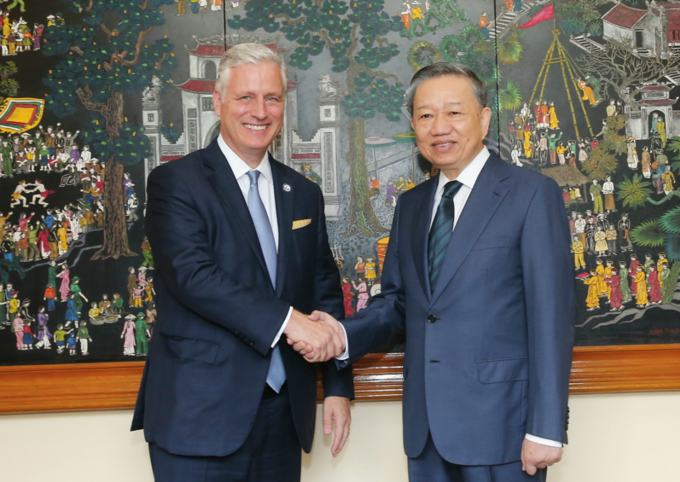 Cố vấn An ninh quốc gia Mỹ Robert OBrien (trái) và Đại tướng Tô Lâm, Bộ trưởng Bộ Công an tại trụ sở Bộ Công an hôm 21/11. Ảnh: Chính Phủ.