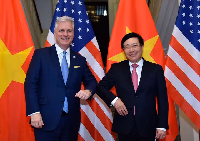 Cố vấn An ninh quốc gia Mỹ Robert OBrien (trái) và Phó Thủ tướng, Bộ trưởng Ngoại giao Phạm Bình Minh tại trụ sở Bộ Ngoại giao hôm 21/11. Ảnh: Bộ Ngoại giao.