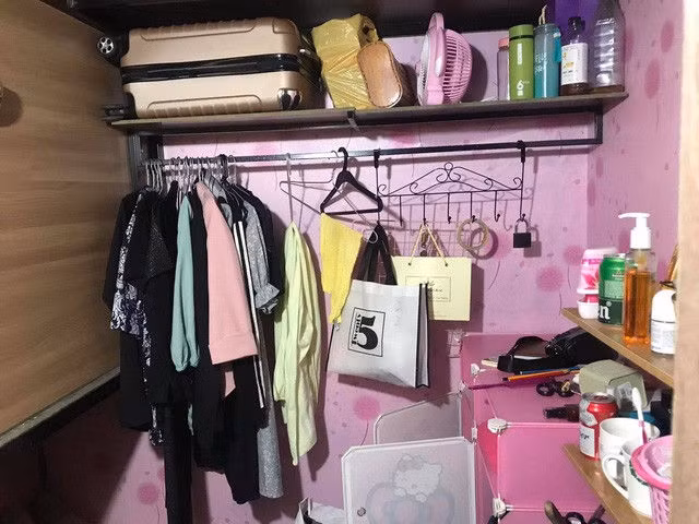 Cận cảnh phòng trọ “quan tài” chưa đầy 3m2 đầu tiên ở Hà Nội - Ảnh 5.