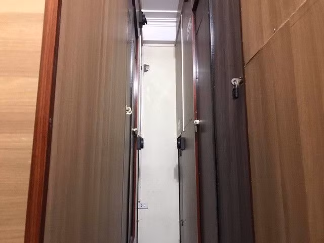 Cận cảnh phòng trọ “quan tài” chưa đầy 3m2 đầu tiên ở Hà Nội - Ảnh 1.