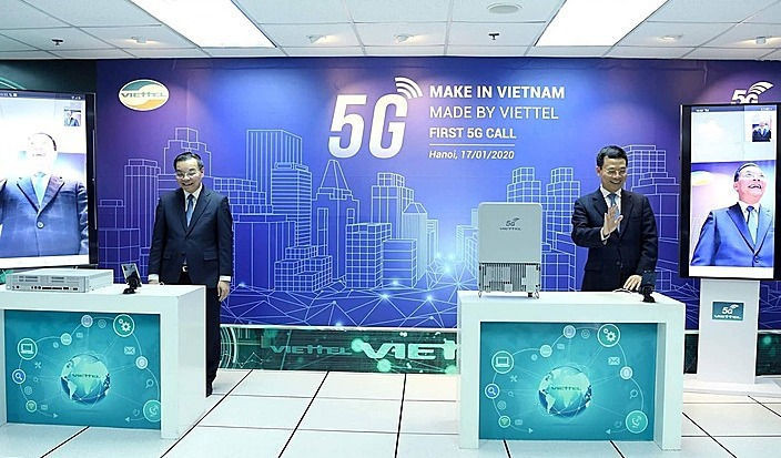 Ông Chu Ngọc Anh và ông Nguyễn Mạnh Hùng thử gọi nhau video bằng 5G trên thiết bị do Việt Nam sản xuất.&nbsp;
