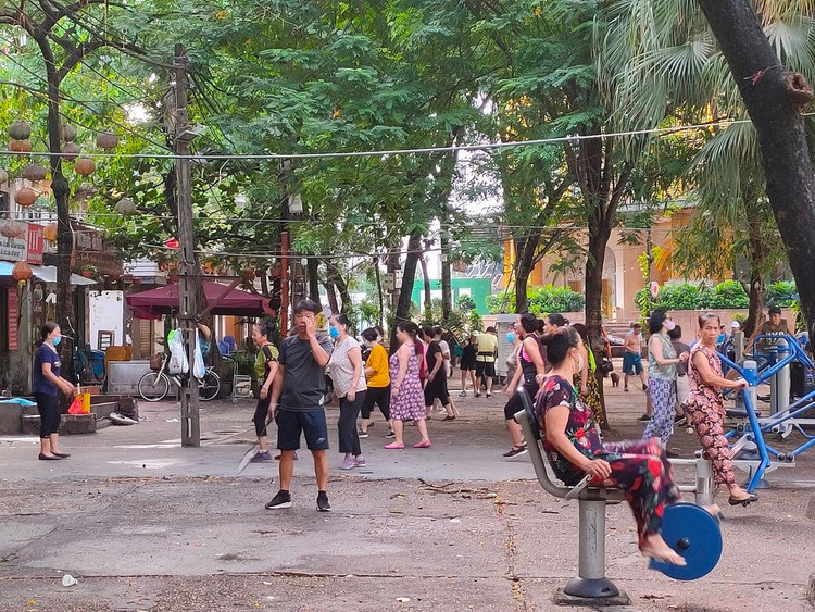 Tại khu vực hồ Giảng Võ (phường Giảng Võ, quận Ba Đình), nhiều người dân vẫn chủ quan không đeo khẩu trang.
