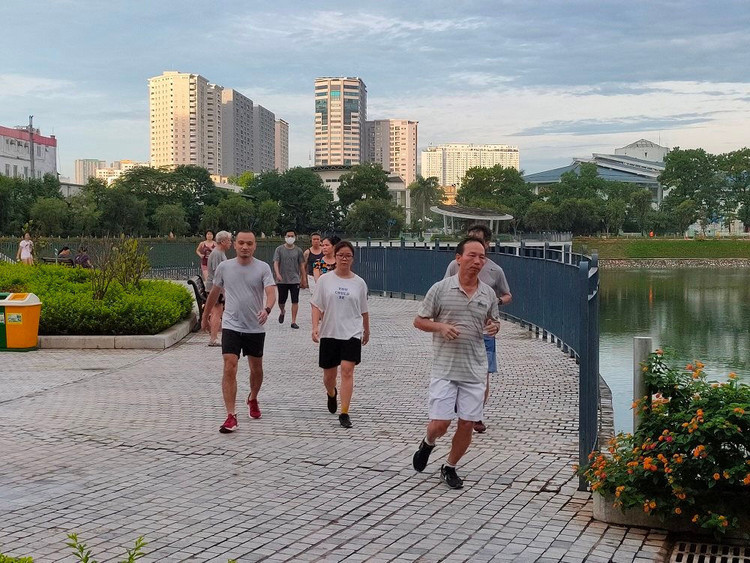 Tại công viên Thanh Xuân (quận Thanh Xuân) người dân chạy bộ tập thể dục nhưng vẫn "quên" không đeo khẩu trang