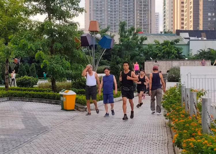 Tại công viên Thanh Xuân (quận Thanh Xuân) người dân chạy bộ tập thể dục nhưng vẫn "quên" không đeo khẩu trang