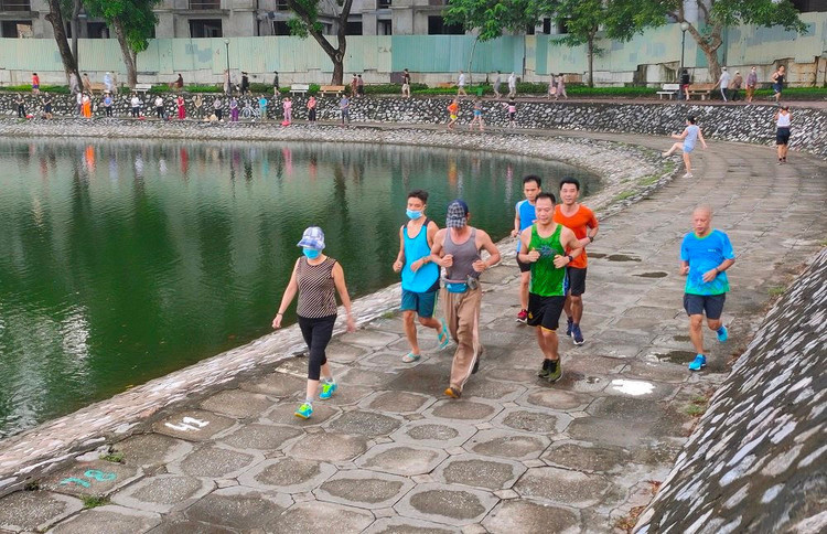 Nhóm thanh niên chạy tập thể dục trong công viên Indira Gandhi (phường Thành Công, quận Ba Đình) không đeo khẩu trang phòng dịch Covid-19.