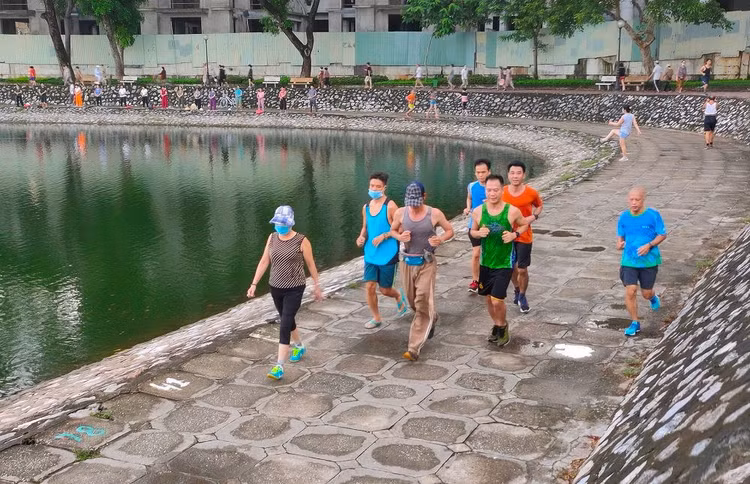 Nhóm thanh niên chạy tập thể dục trong công viên Indira Gandhi (phường Thành Công, quận Ba Đình) không đeo khẩu trang phòng dịch Covid-19.