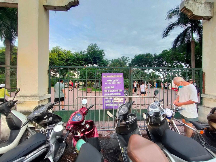 Tại cổng các công viên trên địa bàn TP Hà Nội đều có biển khuyến cáo người dân khi ra vào công viên bắt buộc phải đeo khẩu trang.