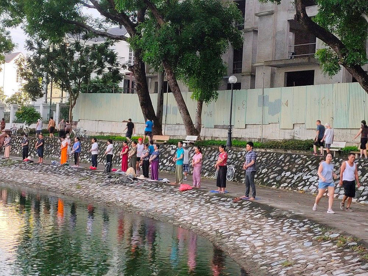 Nhiều người dân không thực hiện đeo khẩu trang, không đảm bảo khoảng cách tiếp xúc tốt nhất 2m.