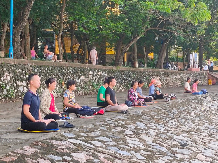 Tại khu vực hồ Giảng Võ (phường Giảng Võ, quận Ba Đình), nhiều người dân vẫn chủ quan không đeo khẩu trang.