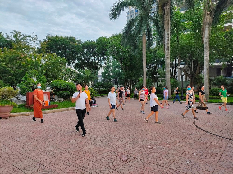 Tuy nhiên, tại các công viên, nhiều người dân vẫn tụ tập đông người hoạt động thể dục thể thao mà không đeo khẩu trang phòng chống dịch Covid-19.