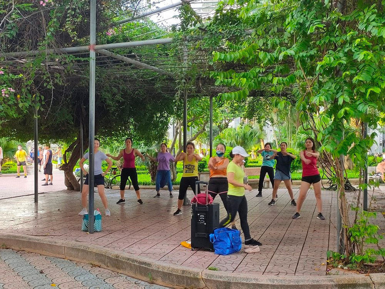 Tuy nhiên, tại các công viên, nhiều người dân vẫn tụ tập đông người hoạt động thể dục thể thao mà không đeo khẩu trang phòng chống dịch Covid-19.