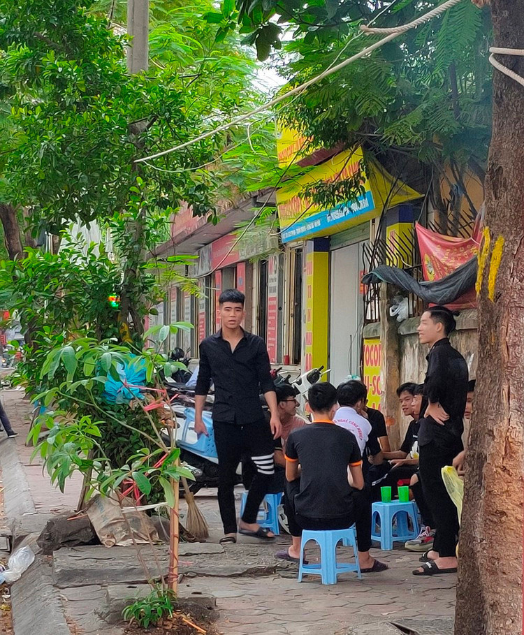 Tình hình dịch Covid diễn biến phức tạp nhưng khi ngồi quán nước vỉa hè, nhóm thanh niên này vẫn "vô tư" không đeo khẩu trang.