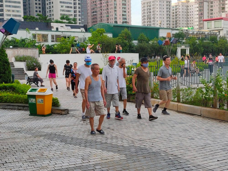 Thực tế tình hình dịch bệnh Covid-19 trên thế giới và Việt Nam cho thấy, người già là đối tượng dễ bị dịch bệnh tấn công và tiến triển xấu nhanh hơn so với các nhóm tuổi khác, nên việc phòng chống dịch bệnh cần được chú trọng, tăng cường.