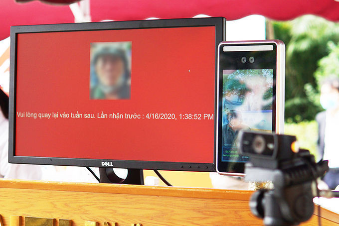 Hệ thống khai báo cho người đến nhận gồm một máy quét, một webcam, và một màn hình chỉ dẫn, có khả năng nhận diện khuôn mặt và đưa ra thông tin về những lần lấy gạo trước đó.&nbsp;