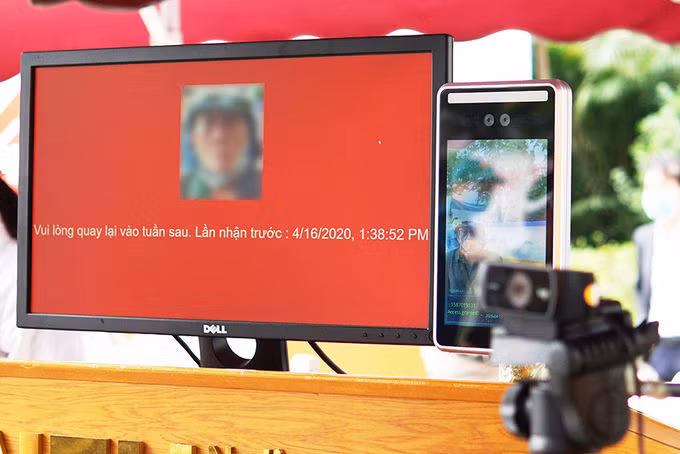 Hệ thống khai báo cho người đến nhận gồm một máy quét, một webcam, và một màn hình chỉ dẫn, có khả năng nhận diện khuôn mặt và đưa ra thông tin về những lần lấy gạo trước đó.&nbsp;