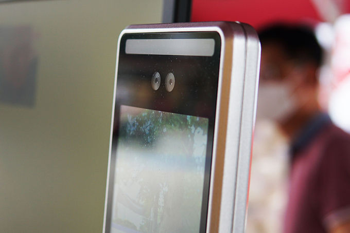 Thiết bị quét khuôn mặt đang được nghiên cứu để ứng dụng trong trường học, nhưng được các kỹ sư tuỳ biến lại để phù hợp với dự án phát gạo lần này.&nbsp;