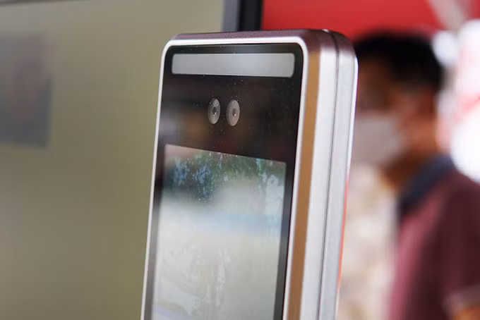 Thiết bị quét khuôn mặt đang được nghiên cứu để ứng dụng trong trường học, nhưng được các kỹ sư tuỳ biến lại để phù hợp với dự án phát gạo lần này.&nbsp;