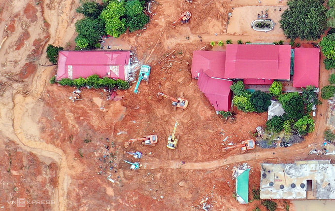 Hiện trường vụ sạt lở núi vùi lấp 22 quân nhân tại xã Hướng Phùng, sáng 19/10. Ảnh: Hữu Khoa