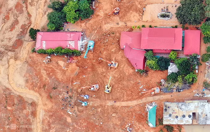 Hiện trường vụ sạt lở núi vùi lấp 22 quân nhân tại xã Hướng Phùng, sáng 19/10. Ảnh: Hữu Khoa