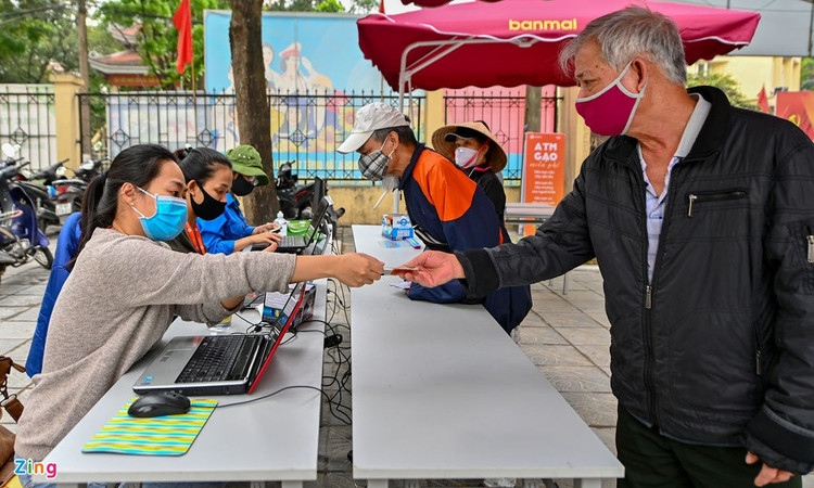 Xep hang hon nua km cho lay gao ATM hinh anh 7 xephangatmgao7_zing.jpg