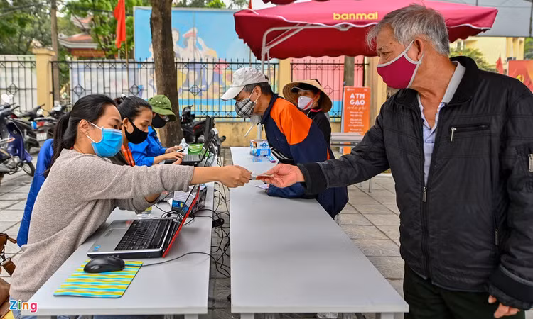 Xep hang hon nua km cho lay gao ATM hinh anh 7 xephangatmgao7_zing.jpg