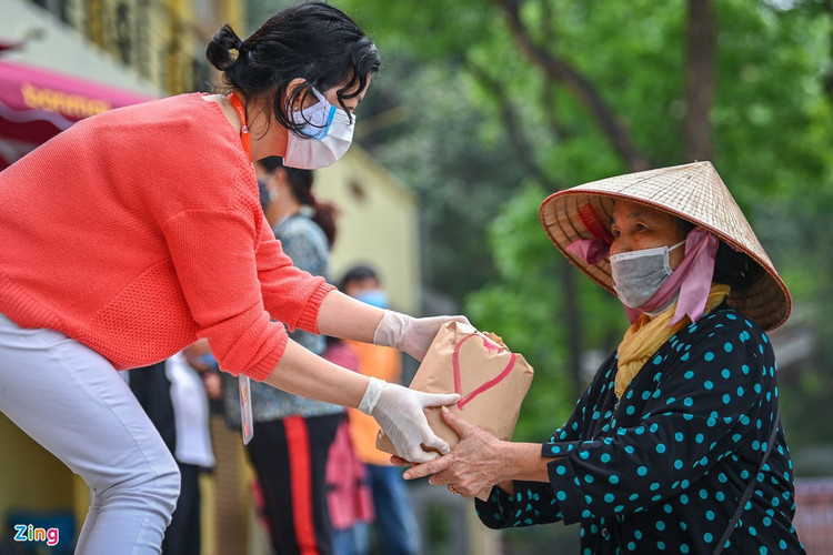 Xep hang hon nua km cho lay gao ATM hinh anh 1 xephangatmgao1_zing.jpg