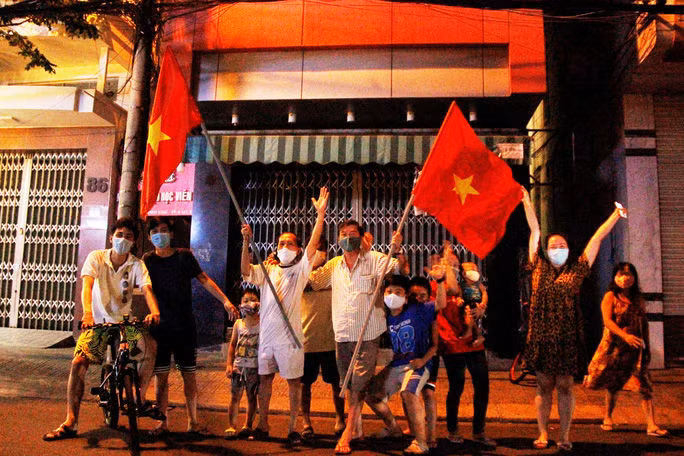 Đà Nẵng: Xúc động thời khắc dỡ lệnh phong tỏa BV Chỉnh hình và phục hồi chức năng - Ảnh 3.