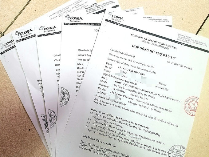 Năm hợp đồng bà Tần ký với bị cáo Giang trong khoảng năm 2015- 2016.Ảnh: Lam Vân