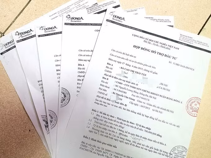 Năm hợp đồng bà Tần ký với bị cáo Giang trong khoảng năm 2015- 2016.Ảnh: Lam Vân
