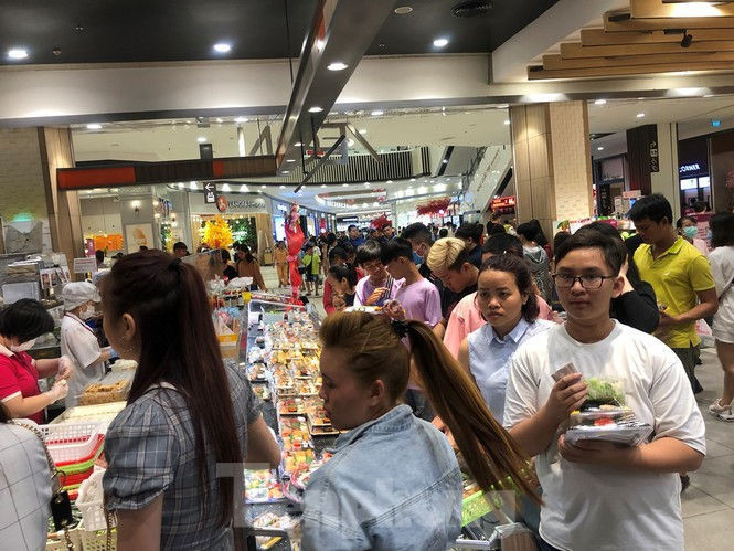 Trung tâm mua sắm, khu vui chơi Sài Gòn quá tải ngày cuối nghỉ Tết Nguyên đán - ảnh 19