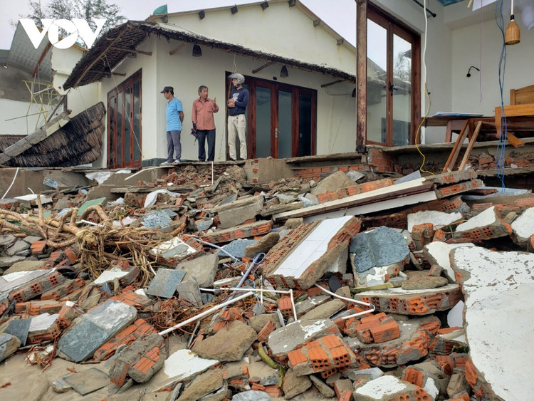 Cập nhật: Bão số 13 cuốn bay mái trường học, "nhổ" bật gốc cây, cuốn trôi nhà dân ảnh 9
