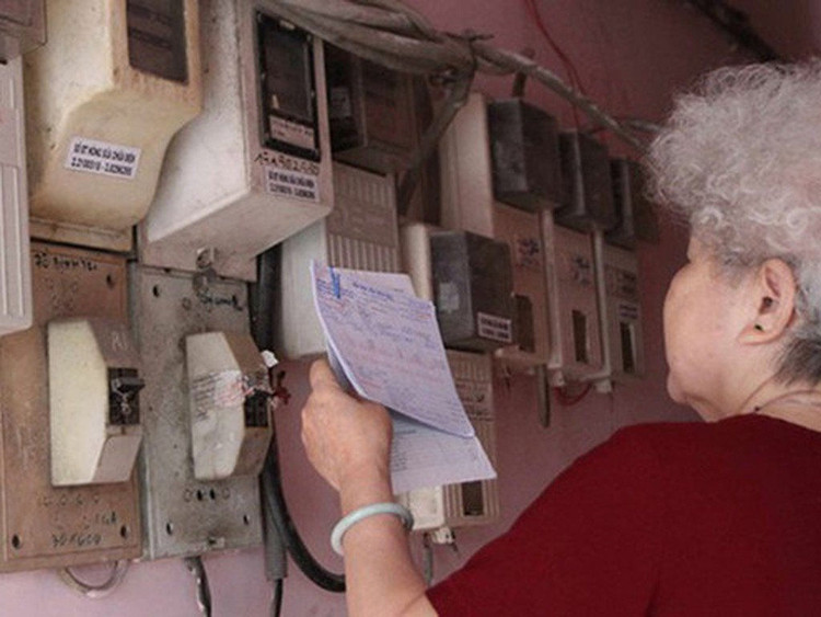 Tiền điện vẫn là một khoản chi "mệt mỏi" với nhiều người dân, nhất là vào mùa nắng nóng.