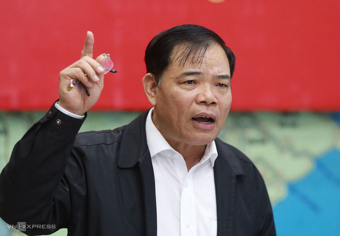 Bộ trưởng Nông nghiệp và Phát triển nông thôn Nguyễn Xuân Cường trong cuộc họp sáng 2/11. Ảnh: Tất Định.