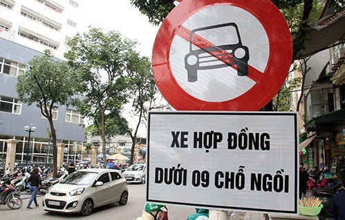 Biển cấm xe hợp đồng trên đường phố Hà Nội. Ảnh: Anh Tú