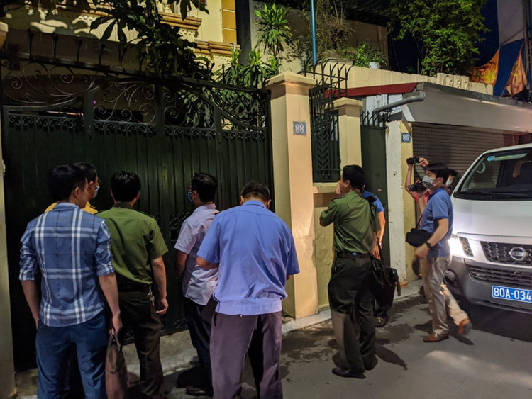 Lực lượng chức năng khám nhà ông Nguyễn Đức Chung ở Trung Liệt, Hà Nội.