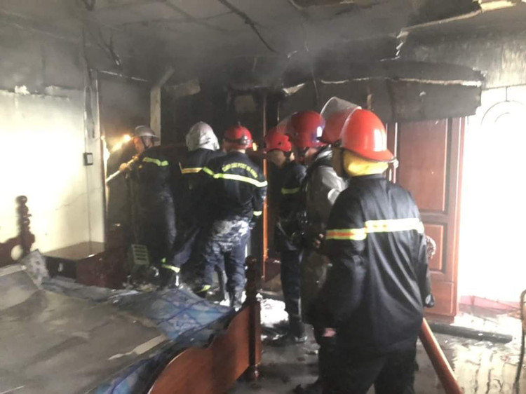 TP.HCM: Ngôi nhà bốc cháy dữ dội lúc sáng sớm khiến 7 người mắc kẹt, trong đó có 1 bé gái - Ảnh 2.