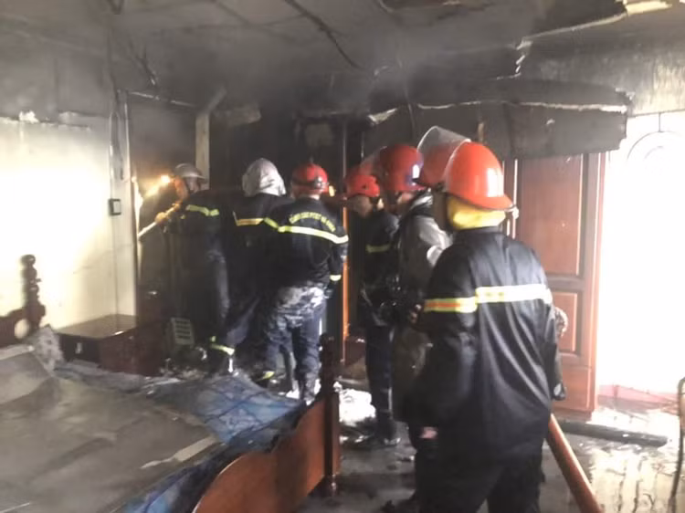 TP.HCM: Ngôi nhà bốc cháy dữ dội lúc sáng sớm khiến 7 người mắc kẹt, trong đó có 1 bé gái - Ảnh 2.