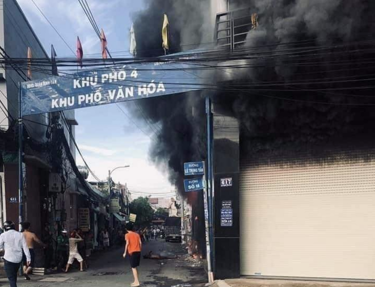 TP.HCM: Ngôi nhà bốc cháy dữ dội lúc sáng sớm khiến 7 người mắc kẹt, trong đó có 1 bé gái - Ảnh 3.