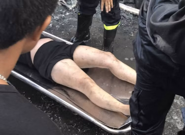 TP.HCM: Ngôi nhà bốc cháy dữ dội lúc sáng sớm khiến 7 người mắc kẹt, trong đó có 1 bé gái - Ảnh 4.