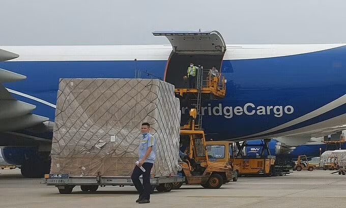Một kiện hàng khẩu trang y tế đang được đưa lên máy bay của&nbsp;AirBridge Cargo Airlines. Ảnh: ITL