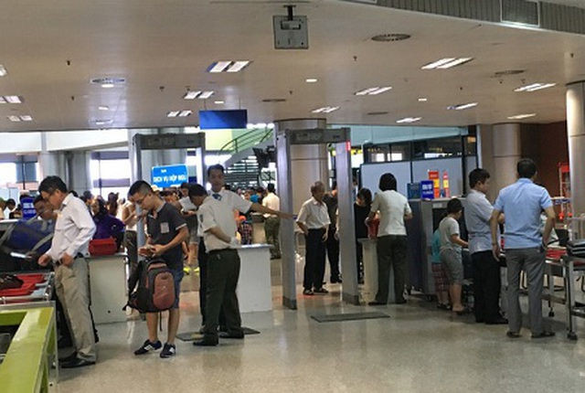 Hai hành khách bị cấm bay 1 năm vì dùng giấy tờ giả - 1