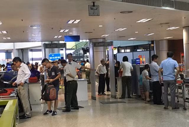 Hai hành khách bị cấm bay 1 năm vì dùng giấy tờ giả - 1