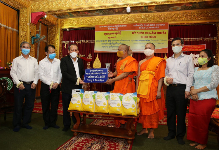 Phó Thủ tướng Thường trực Chính phủ Trương Hòa Bình gửi tặng 2 tấn gạo cho đồng bào Khmer tại khu vực TPHCM gặp khó khăn do dịch bệnh COVID-19. Ảnh: VGP/Mạnh Hùng