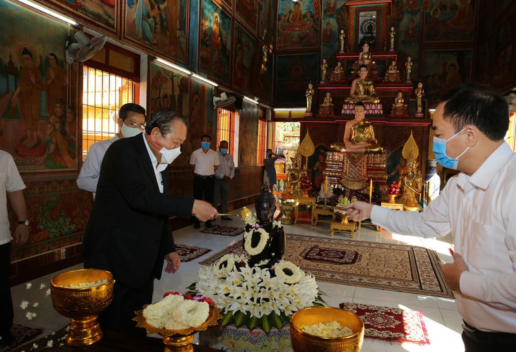 Phó Thủ tướng Thường trực Chính phủ Trương Hòa Bình thực hiện nghi lễ tắm Phật truyền thống của Phật giáo Nam tông Khmer trong dịp Tết cổ truyền Chôl Chnăm Thmây. Ảnh: VGP/Mạnh Hùng