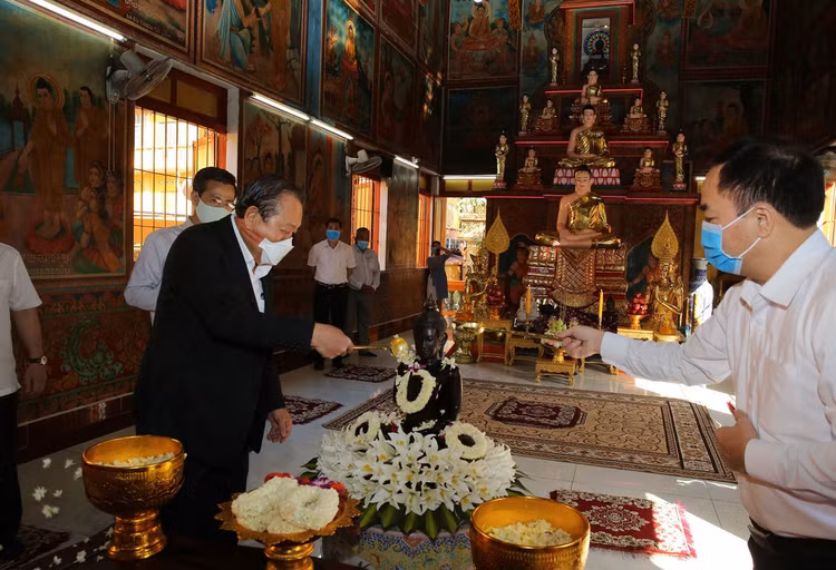 Phó Thủ tướng Thường trực Chính phủ Trương Hòa Bình thực hiện nghi lễ tắm Phật truyền thống của Phật giáo Nam tông Khmer trong dịp Tết cổ truyền Chôl Chnăm Thmây. Ảnh: VGP/Mạnh Hùng