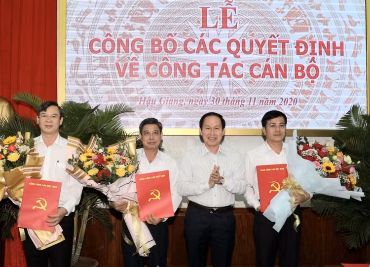 Trao Quyết định phê chuẩn kết quả bầu Chủ tịch UBND tỉnh Hậu Giang ảnh 1