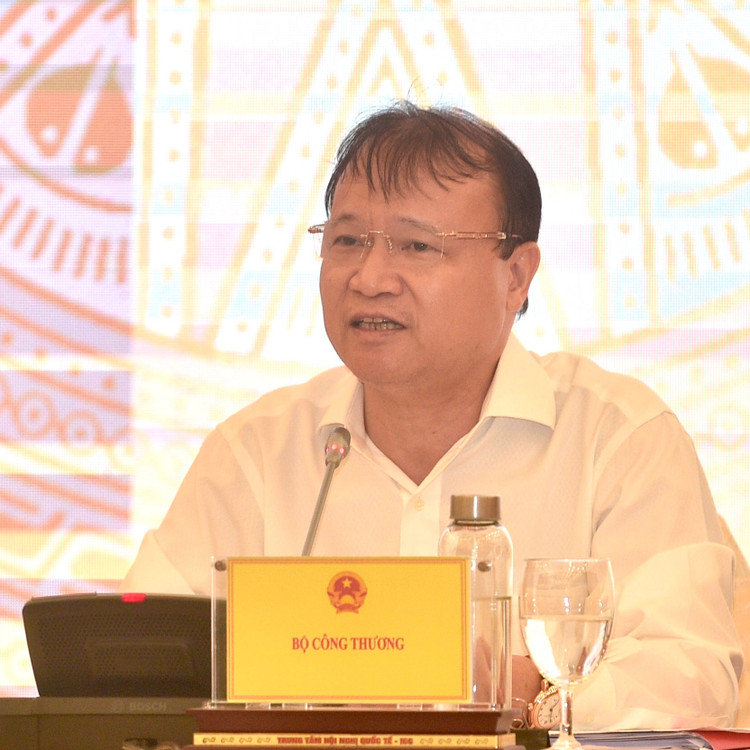 Thứ trưởng Bộ Công Thương Đỗ Thắng Hải trả lời câu hỏi của các nhà báo. Ảnh: VGP/Đoàn Bắc